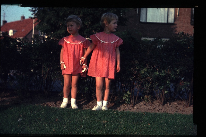 36.Delft aug 1966 Brigitte,Marion.JPG